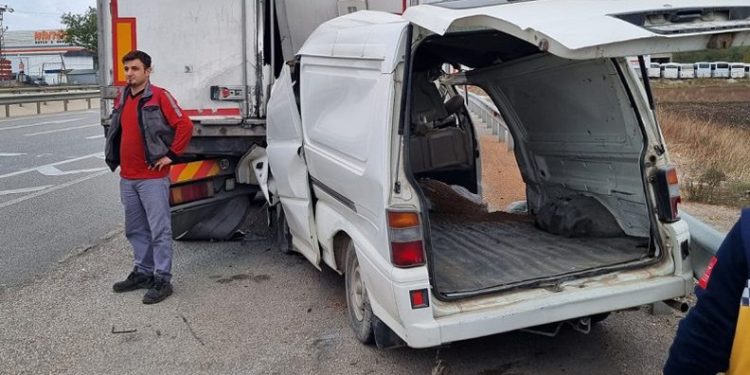 Bursa’da TIR’a çarpan aracın sürücüsü öldü