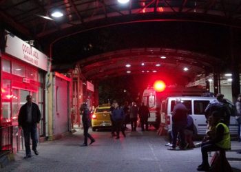 Trafikte yol verme kavgası! Yaralılar var