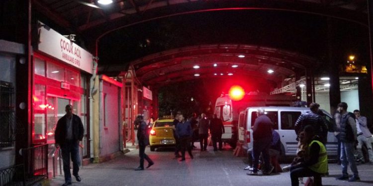 Trafikte yol verme kavgası! Yaralılar var