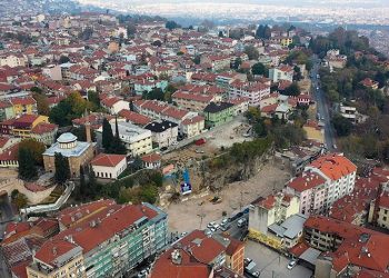 Binalar yıkılıyor, tarihi surlar ortaya çıkıyor
