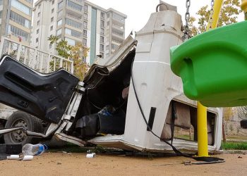 Kupası açılan kamyonet parka daldı