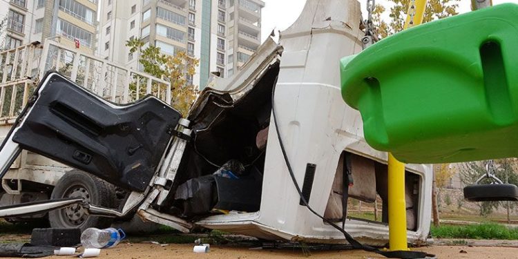 Kupası açılan kamyonet parka daldı