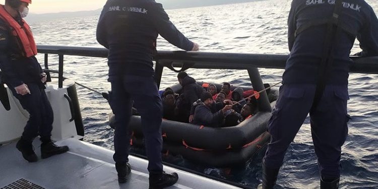 35 düzensiz göçmen kurtarıldı