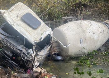 Beton mikseri dereye yuvarlandı