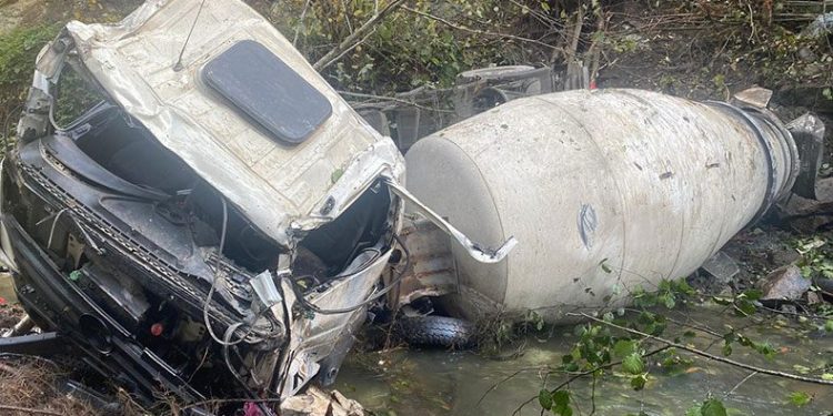 Beton mikseri dereye yuvarlandı