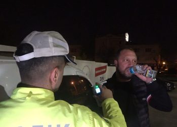 Alkollü çıkmamak için su içti