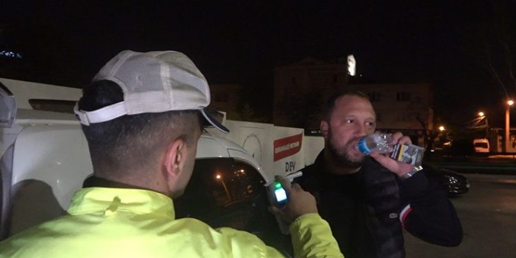 Alkollü çıkmamak için su içti