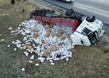 Un yüklü tır devrildi