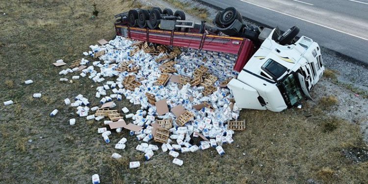 Un yüklü tır devrildi