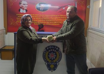 Döviz dolu poşet buldu