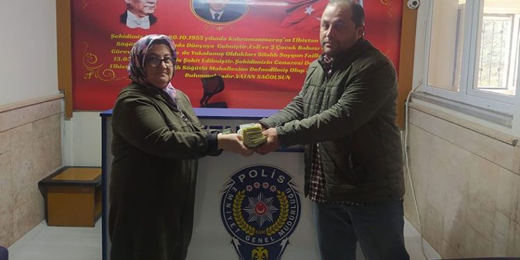 Döviz dolu poşet buldu