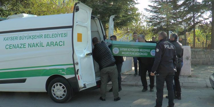 Evde yaşlı çiftin cesedi bulundu