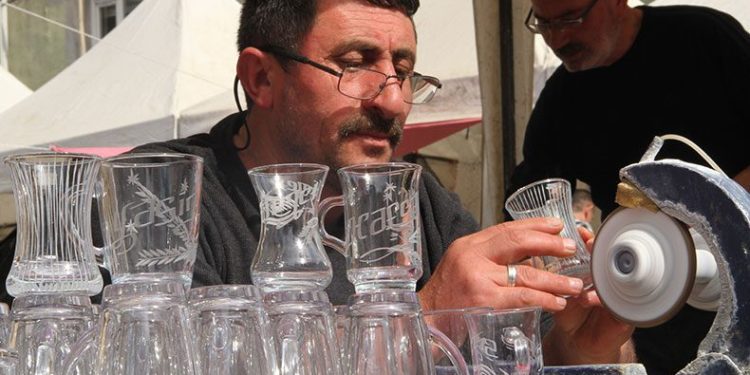 40 yıldır cama sanatını işliyor