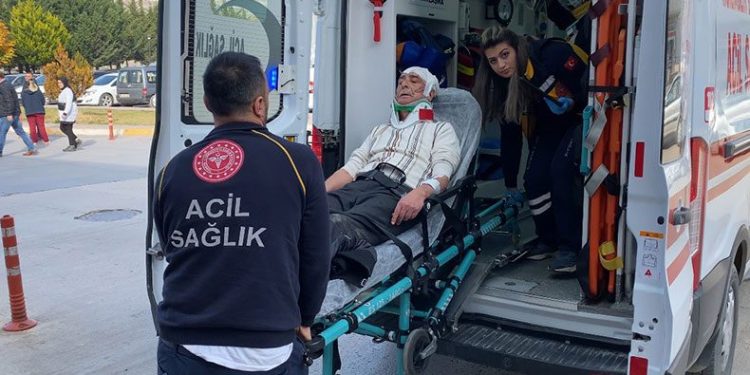 Kaldırımda yürürken başına düştü