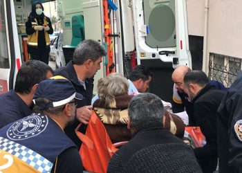 Kendini ateşe verdi, komşuları kurtardı