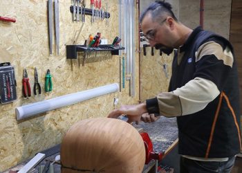 Hem çalıyor, hem üretiyor