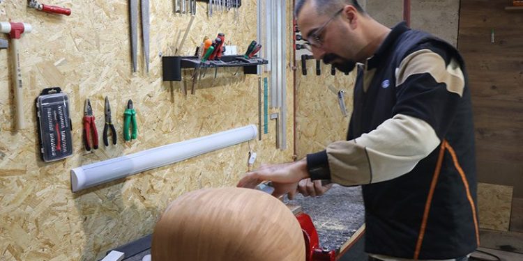 Hem çalıyor, hem üretiyor