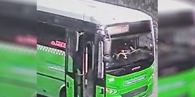 Kız arkadaşına bakan genci bıçakladı