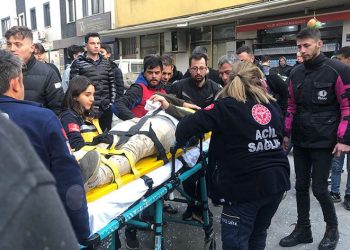 Otomobil motosikletliye çarptı