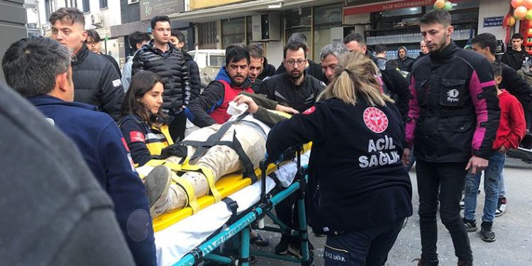 Otomobil motosikletliye çarptı