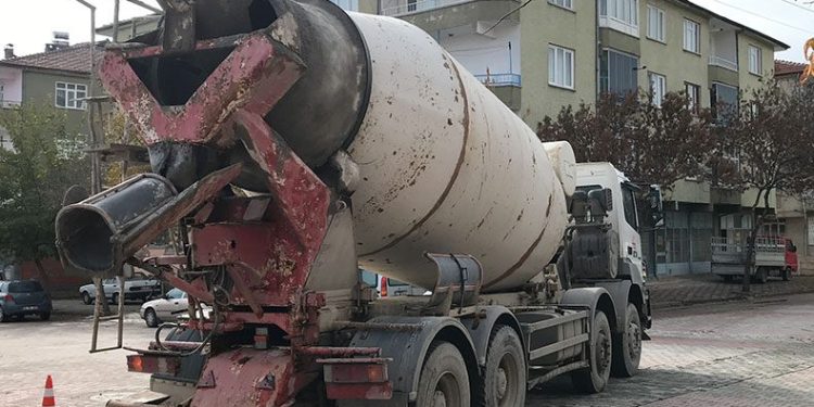 Beton mikserinin altında kalarak hayatını kaybetti
