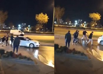 Bursa’da makas atan otomobili tekmelediler