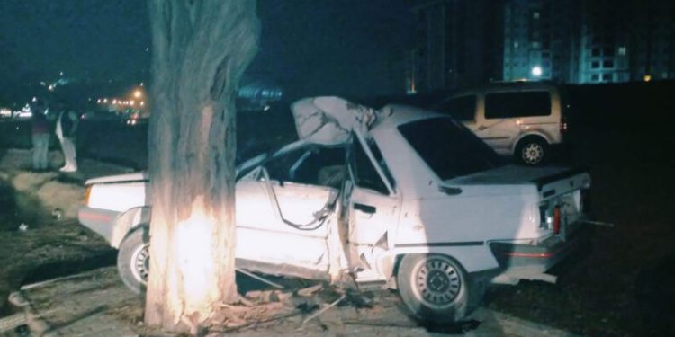 Ağaca çarpan otomobil hurdaya döndü