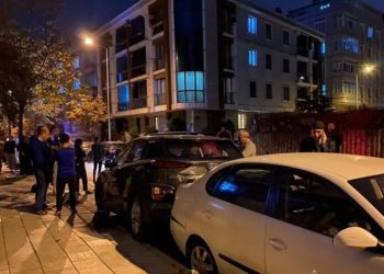 Polis’ten kaçtı, otomobillere çarptı
