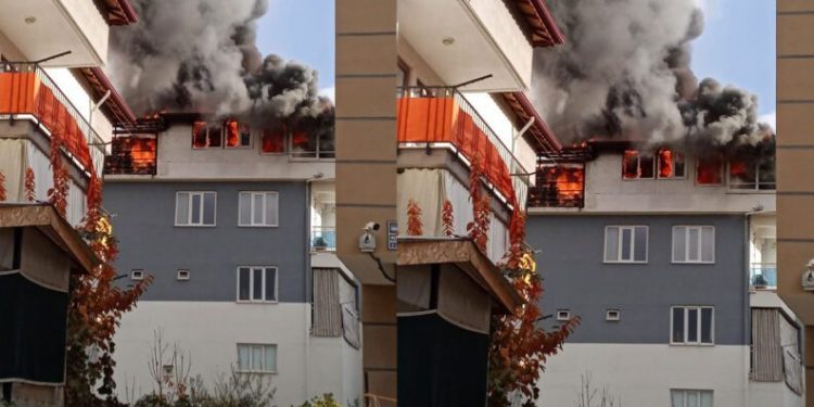 Apartmanın çatısı alevlere teslim oldu