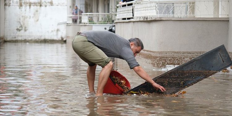 Şiddetli yağış hayatı olumsuz etkiledi