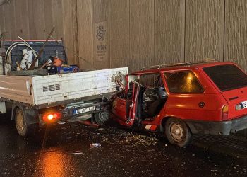 Otomobil kamyonete ok gibi saplandı