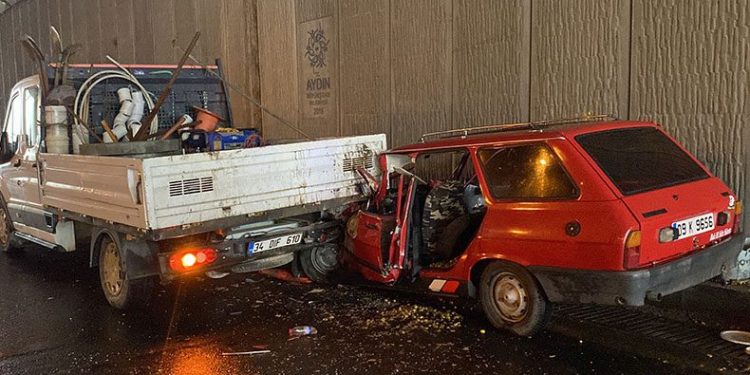 Otomobil kamyonete ok gibi saplandı