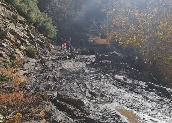 Yağış sonrası oluşan heyelan yolu kapattı
