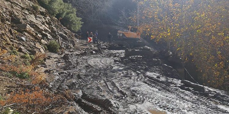 Yağış sonrası oluşan heyelan yolu kapattı