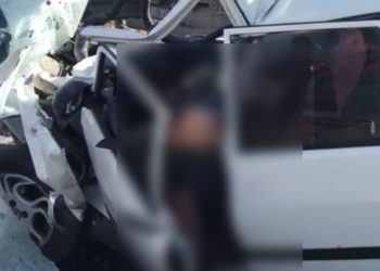 Otomobil yol süpürme aracına çarptı