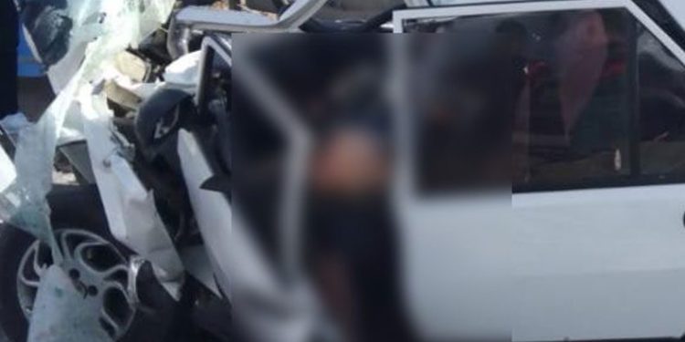 Otomobil yol süpürme aracına çarptı