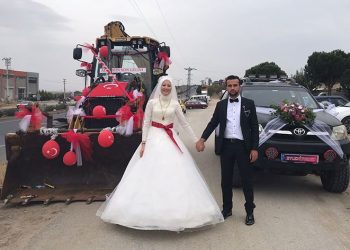 Kepçeyle gelin alma görenleri şaşırttı