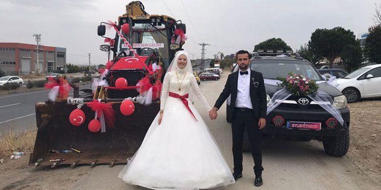 Kepçeyle gelin alma görenleri şaşırttı