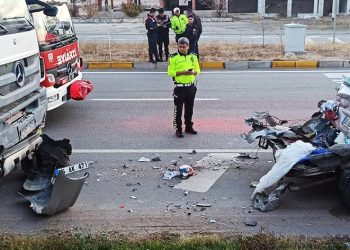 Freni tutmayan kamyon otomobile çarptı