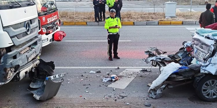 Freni tutmayan kamyon otomobile çarptı