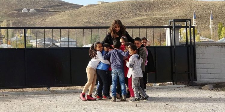 Bursa’lı öğretmen öğrencilerinin gönlüne dokunuyor