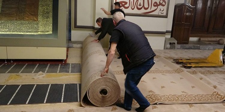 Ulu Cami’nin 12 yıllık halıları değişti