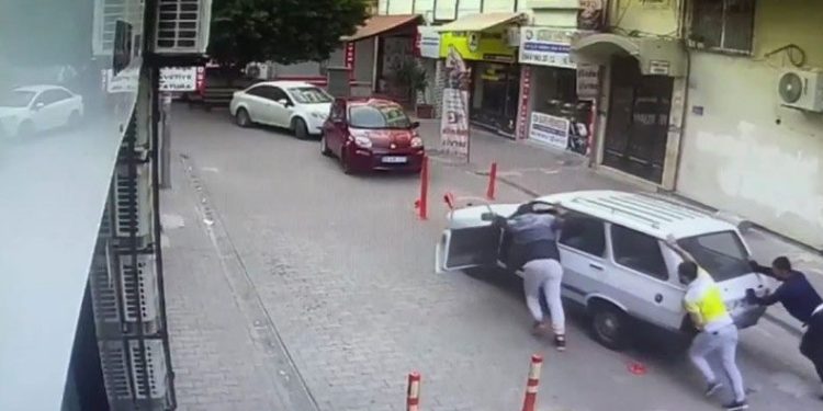 Park halindeki otomobili iterek çaldılar