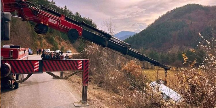 Öğrencileri taşıyan minibüs devrildi