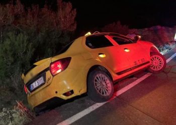 Ticari taksi bankette asılı kaldı