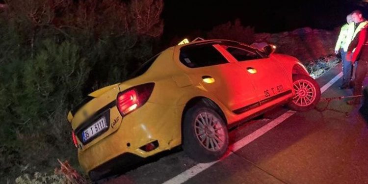 Ticari taksi bankette asılı kaldı