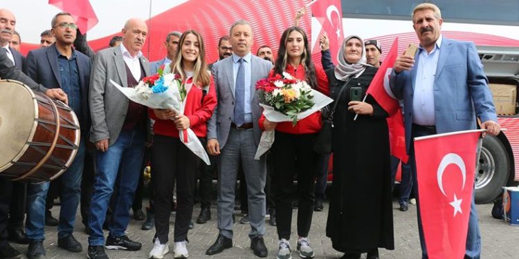 Dünya şampiyonuna davullu zurnalı karşılama