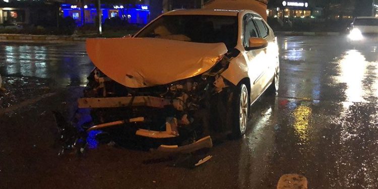 Elazığ’da otomobil ile minibüs çarpıştı