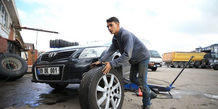 Oto lastikçilerde “kış lastiği” mesaisi