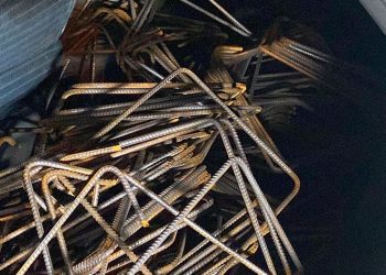 İnşaattan demir çalan hırsızlar aracı bırakıp kaçtı